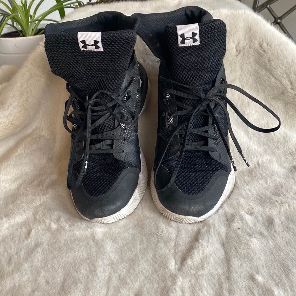 Under Armor women’s size 9 basketball shoes.
